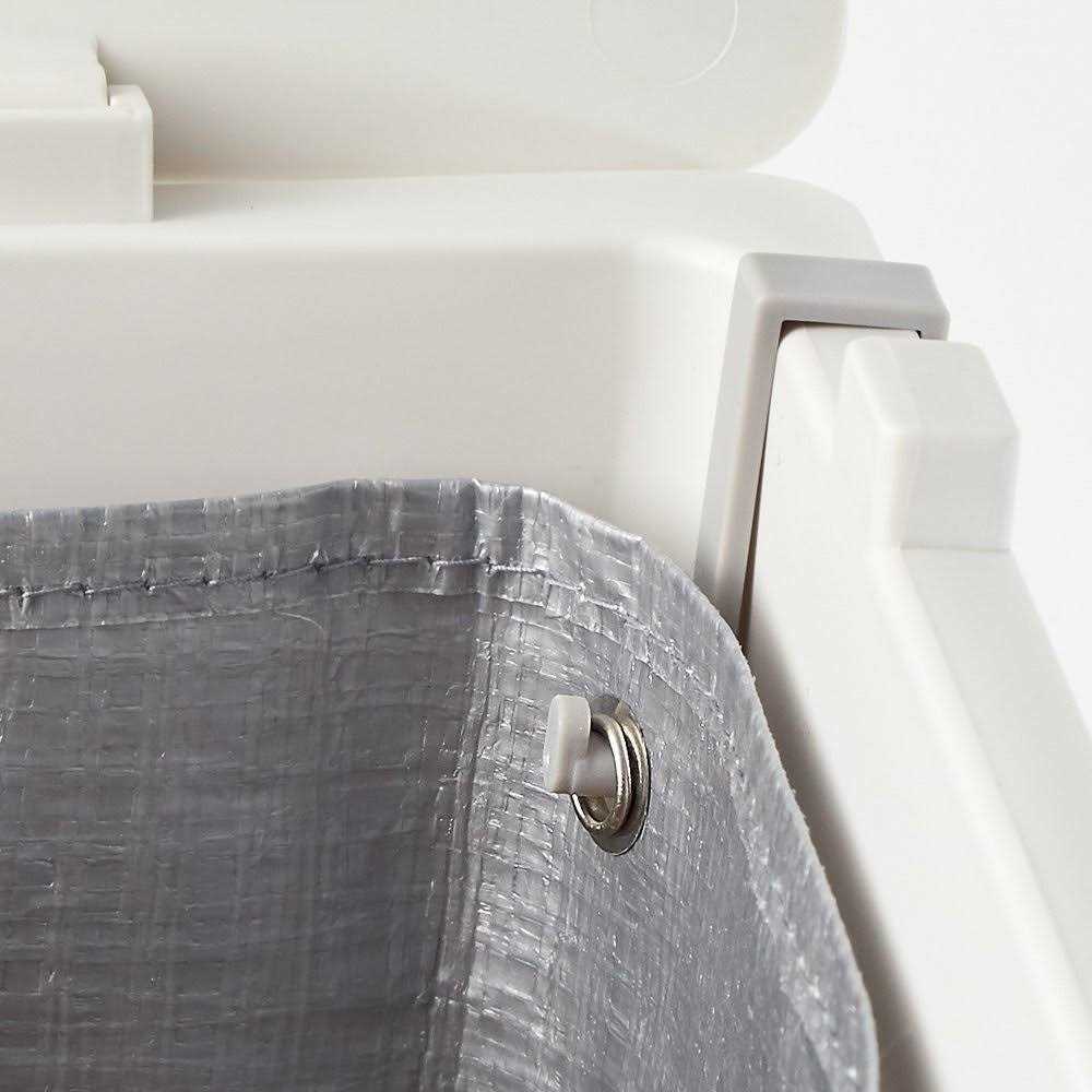 Flip Litter Box with Scoop and Reusable Liner B7662